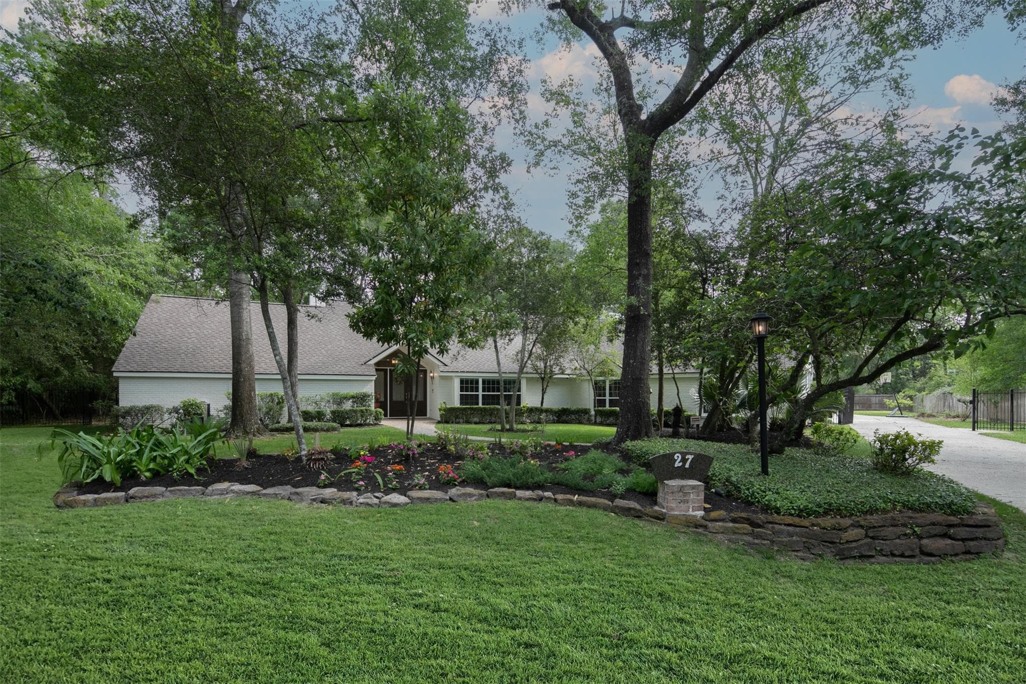 27 W Shaker Court