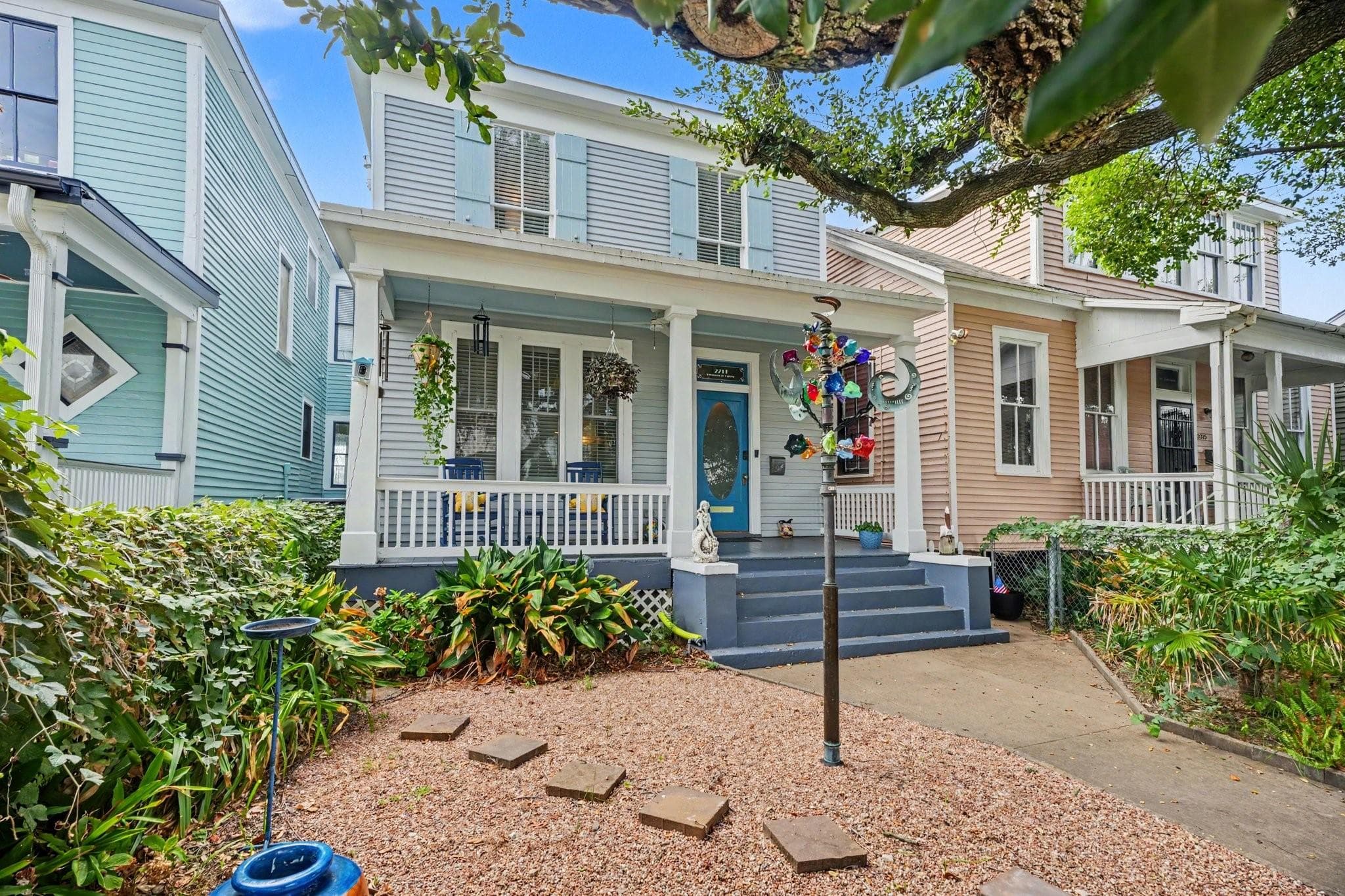 2211 Bernardo De Galvez Avenue