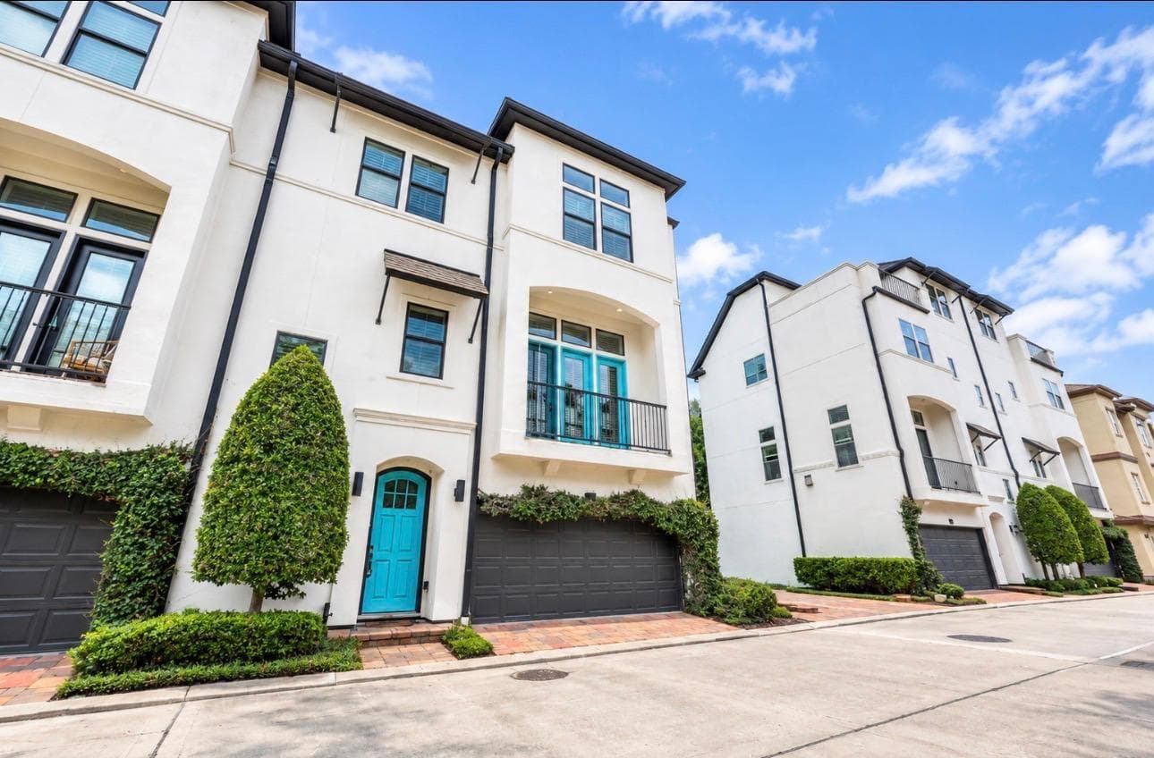 8822 Lakeshore Bend Drive