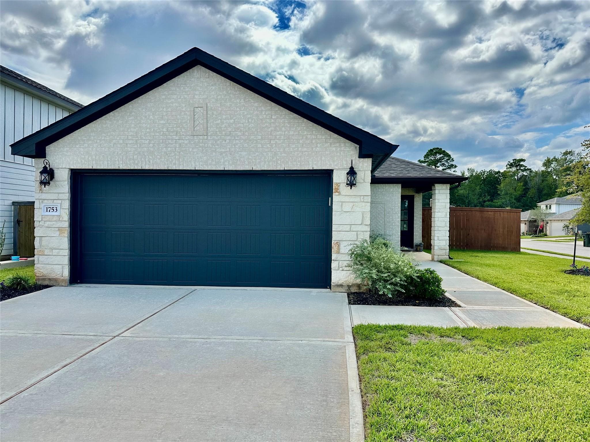 1753 Cayden Oak
