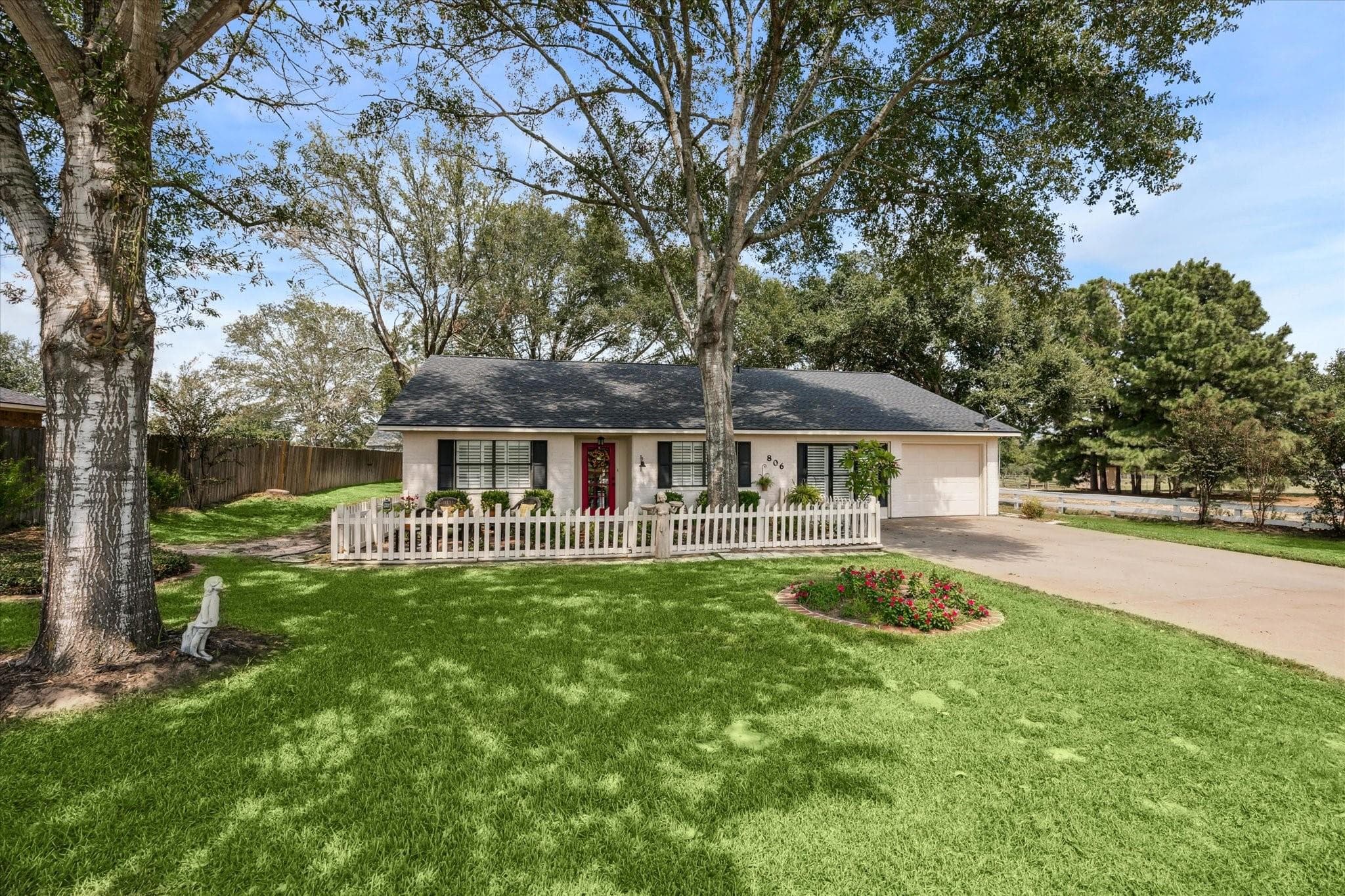 806 W Hacienda