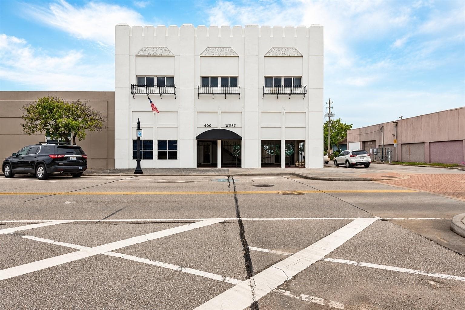 400 W Texas Ave