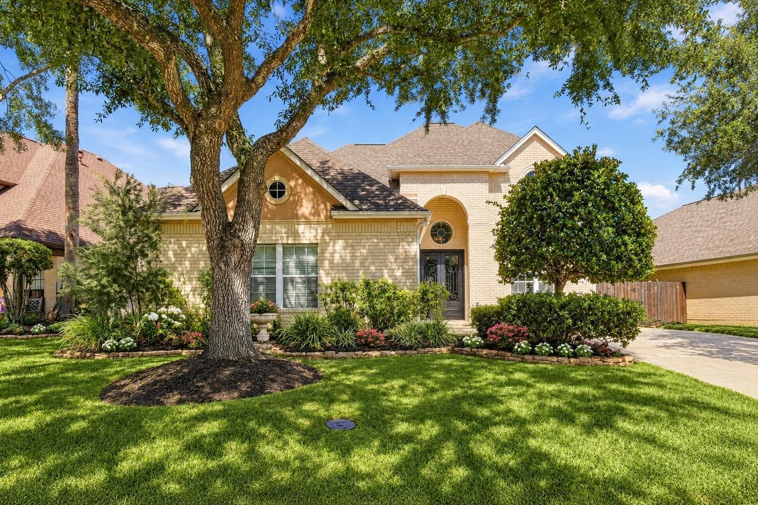201 Lago Vista Street