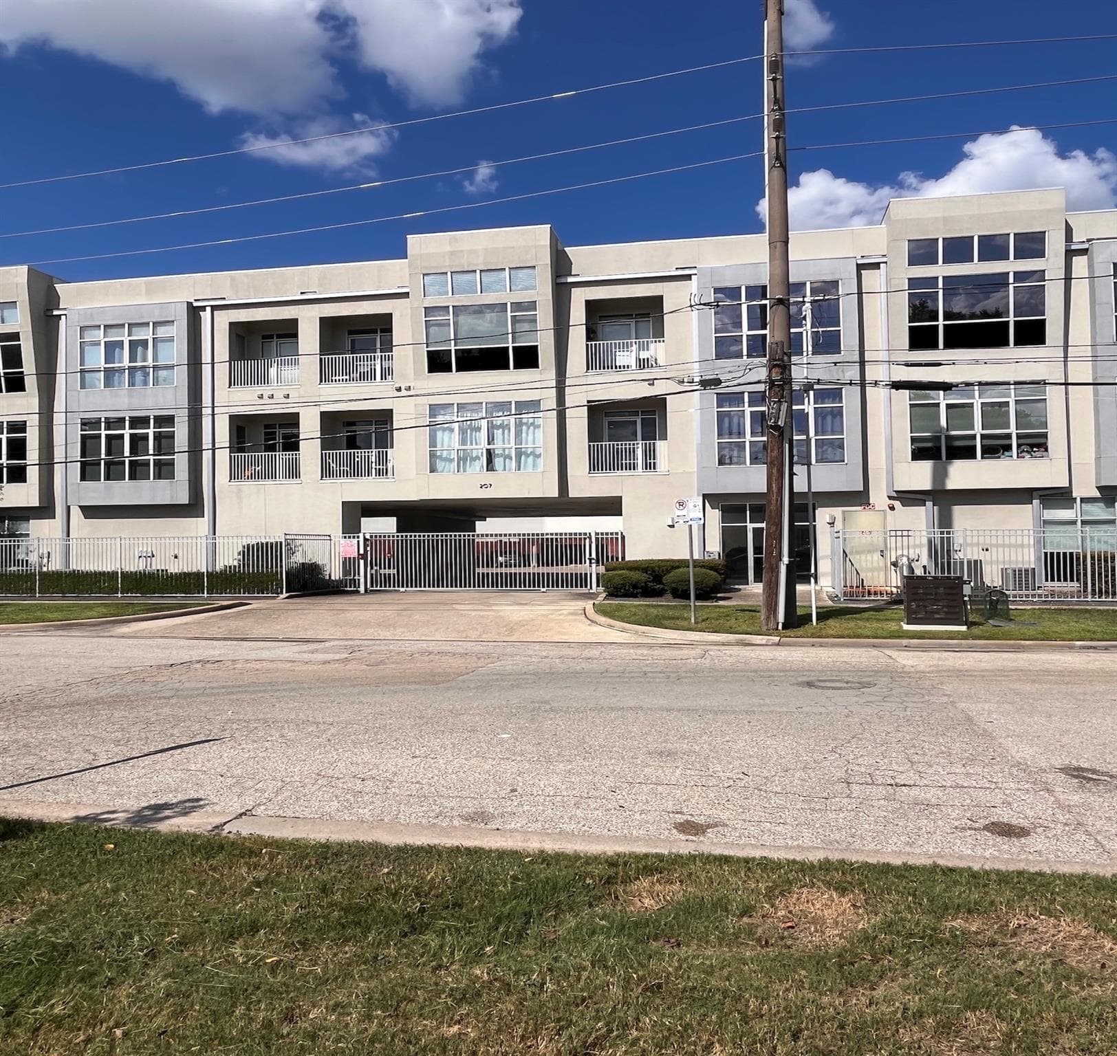207 Pierce Street #206